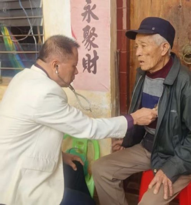 “城市亲戚”情暖寒冬 十年坚守守护乡村患病老人