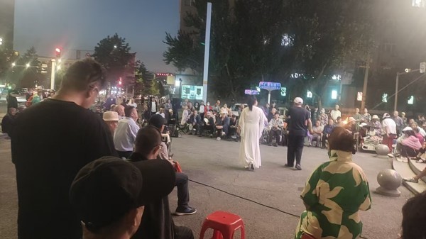 夜色传乡韵 戏曲暖民心 绥化鑫源艺术团惠民演出点亮群众夜生活